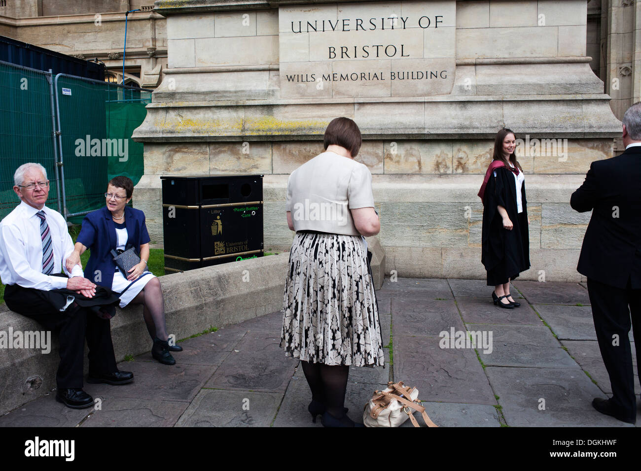 Laureato di fronte all'università di Bristol. Foto Stock