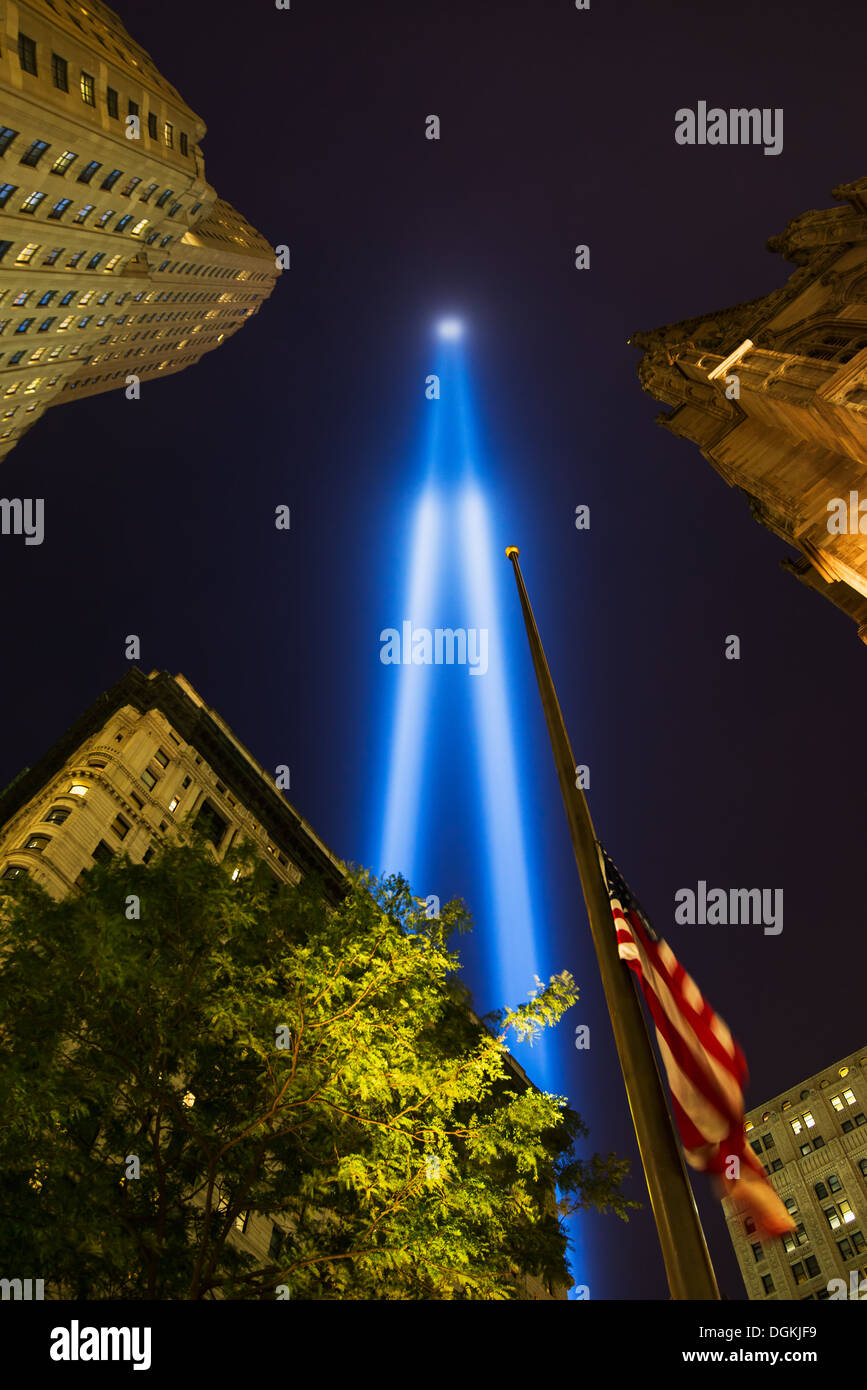 Stati Uniti d'America, nello Stato di New York, New York City, Manhattan, World Trade Center luci omaggio Foto Stock