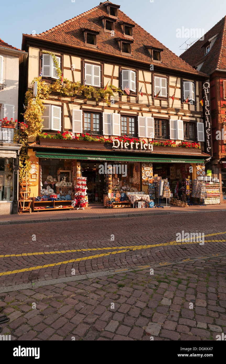 Elk213-1652v Francia, Alsazia, Obernai, scene di strada, store Foto Stock