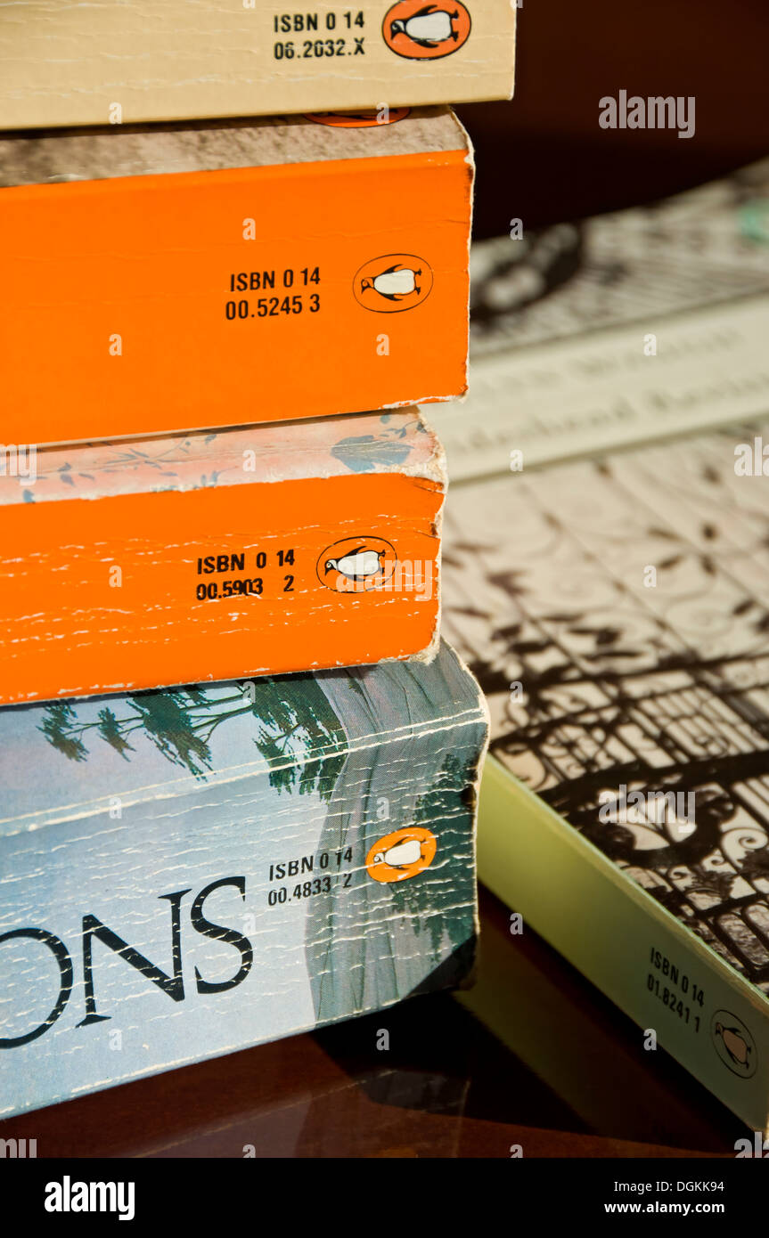 Pila di penguin Books. Foto Stock