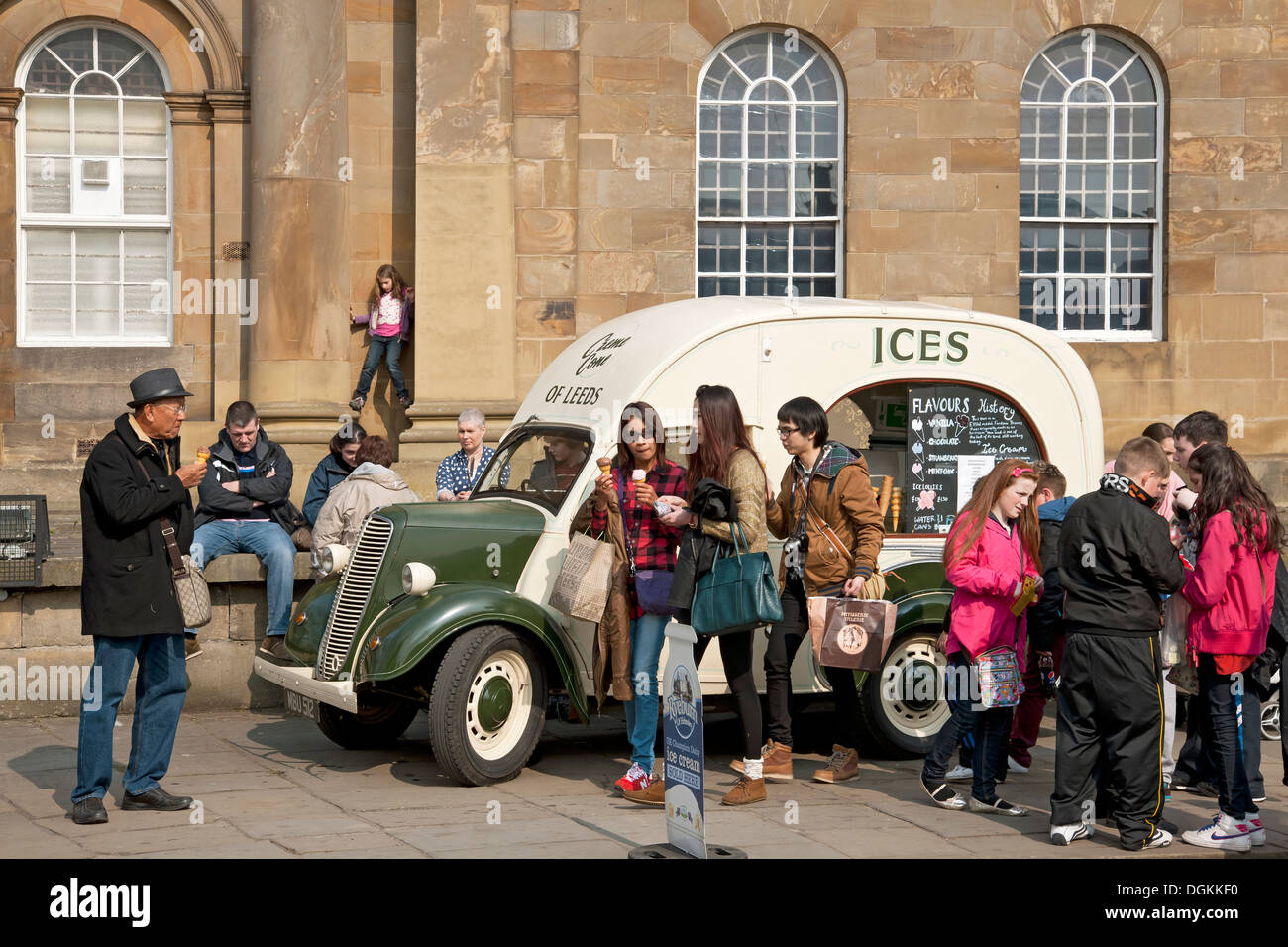 Persone che acquistano gelato dal retro di un furgone. Foto Stock