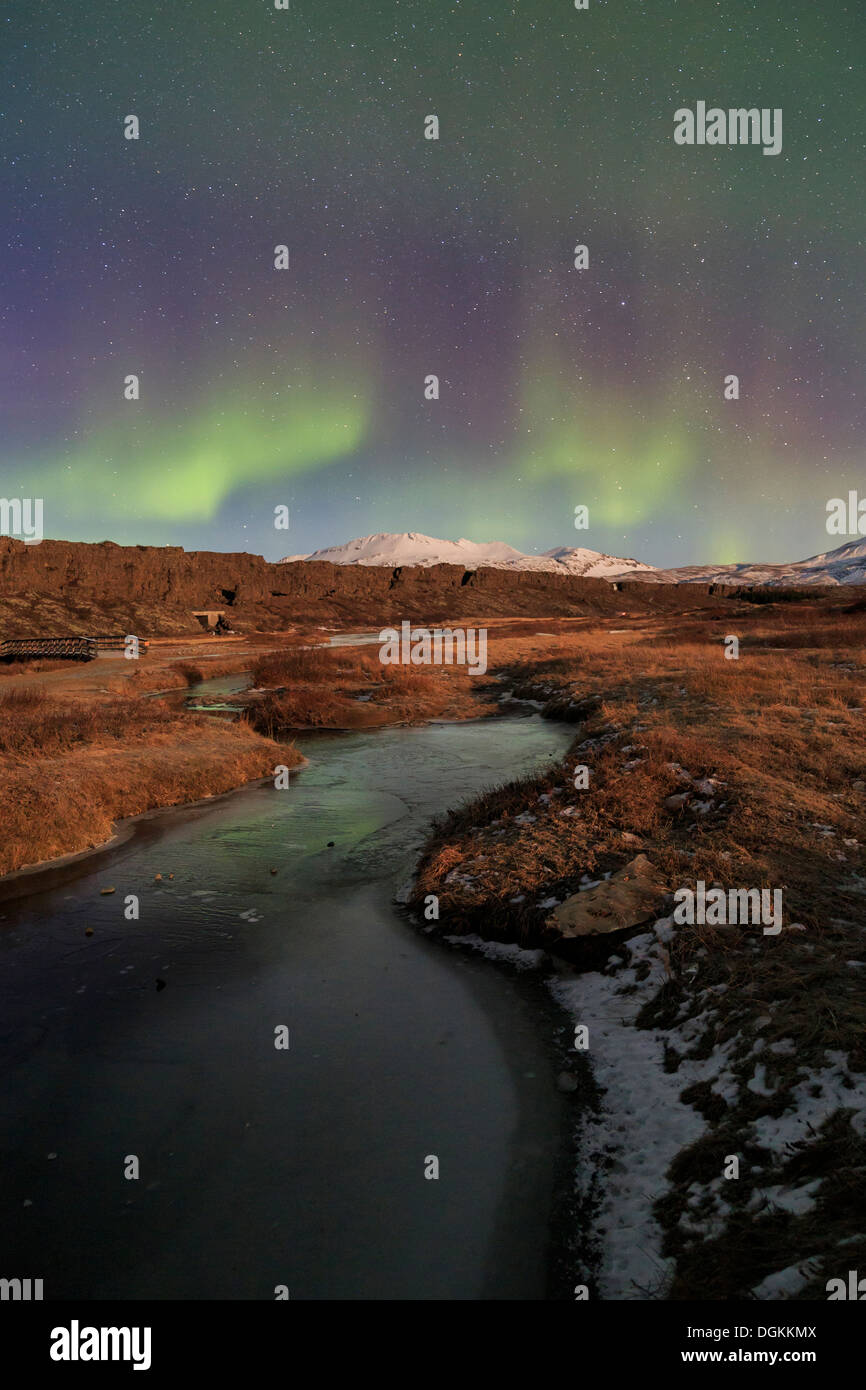 Aurora boreale sopra il lago Thingvallavatn a Thingvellir National Park in Islanda. Foto Stock