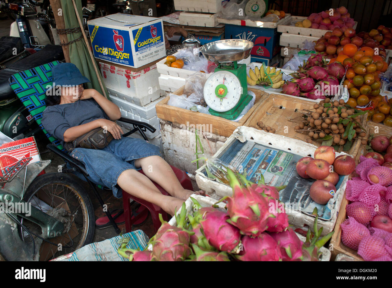 Dormire venditore vegetali Phnom Penh Cambogia. Foto © Dennis Drenner 2013. Foto Stock