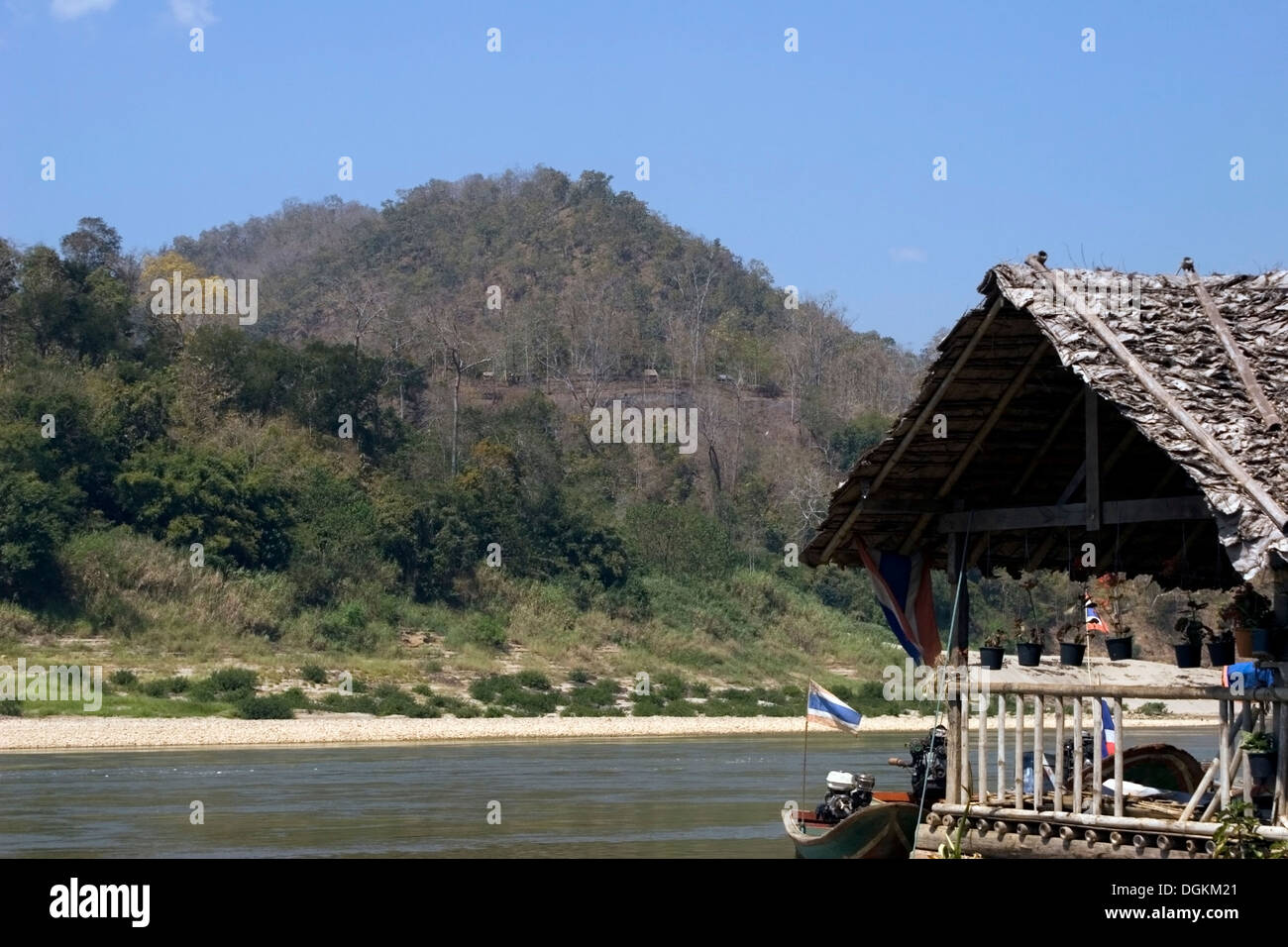 Confine tailandese la sicurezza è overlookd da un militare di Myanmar composto sulla Thailand Burma Border nei pressi di Ban Ta Tha Fang, Thailandia. Foto Stock