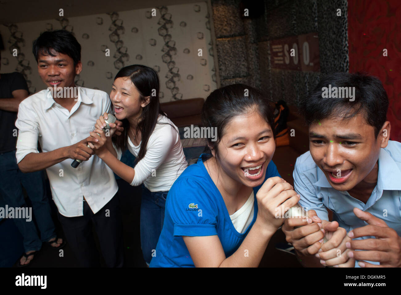 Gli studenti universitari godetevi una notte in un bar karaoke in Phnom Penh Cambogia. Foto © Dennis Drenner 2013. Foto Stock