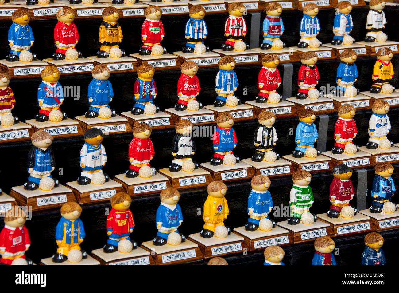 Modelli di dipinti dei giocatori di calcio nei colori della squadra. Foto Stock