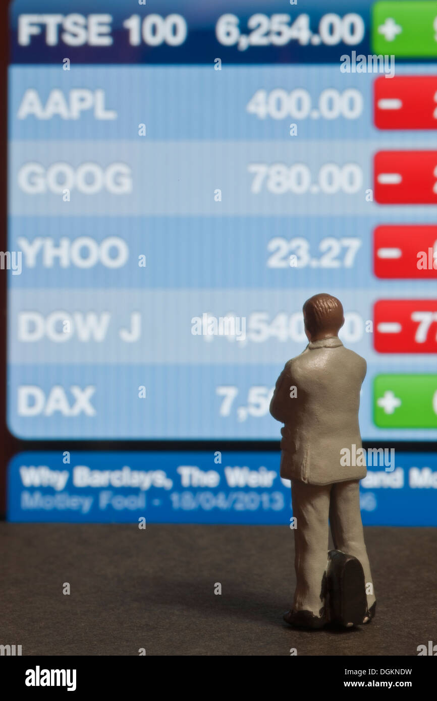 Toy business figura guardando FTSE 100 schermo. Foto Stock