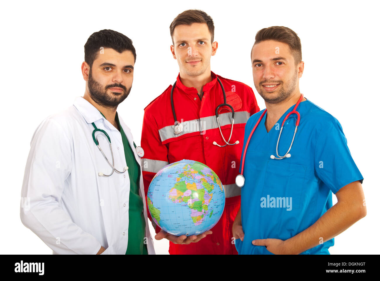 Diversi medici maschi azienda Globo mondo isolato su sfondo bianco Foto Stock