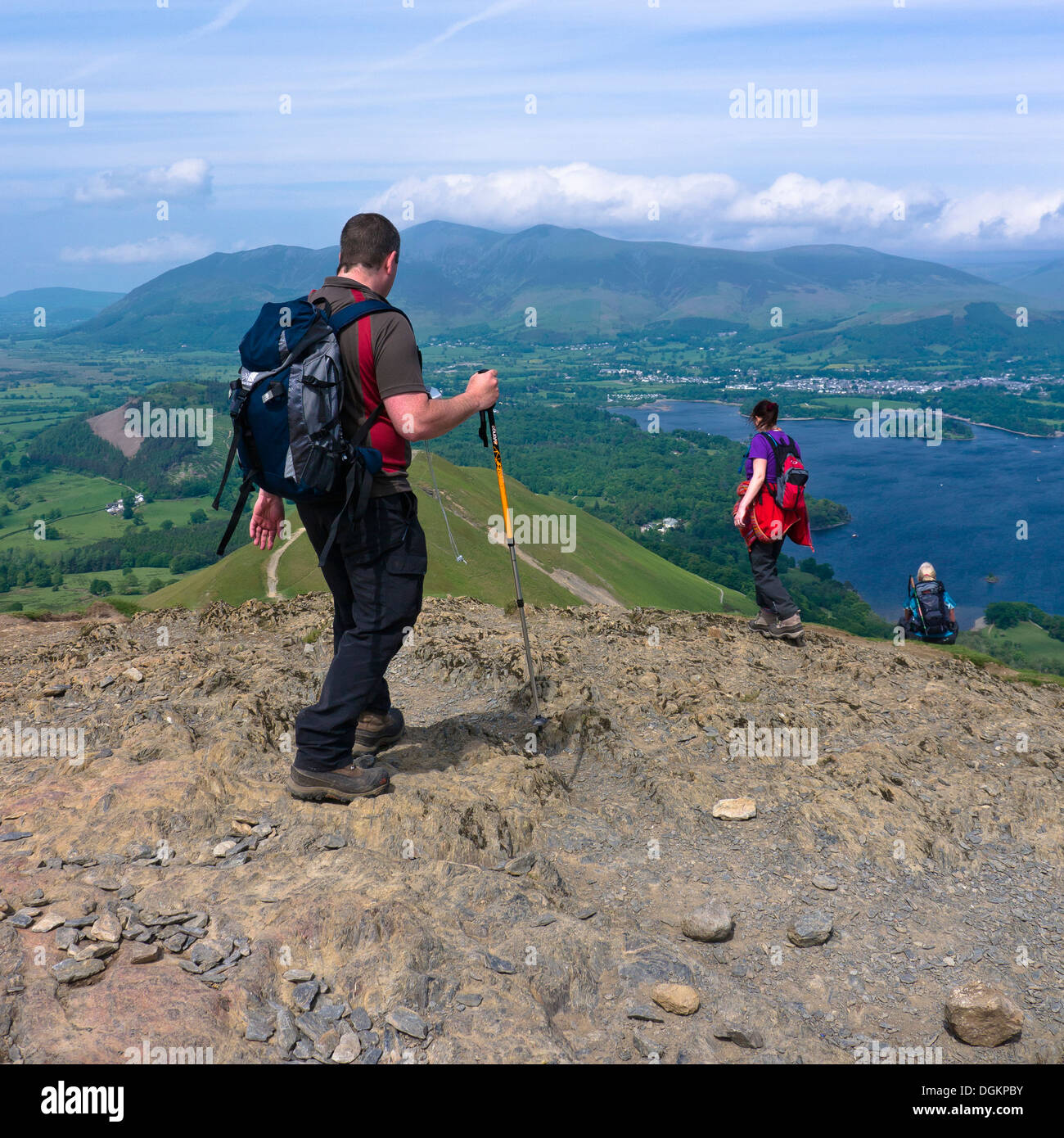 Tre i camminatori discendente dalla Catbells con Derwent Water nella distanza. Foto Stock