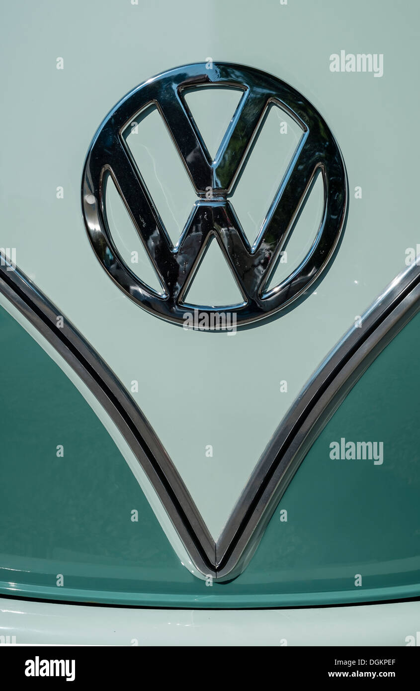 La Volkswagen logo su un veicolo a duplicazioni presso la sala VW festival. Foto Stock