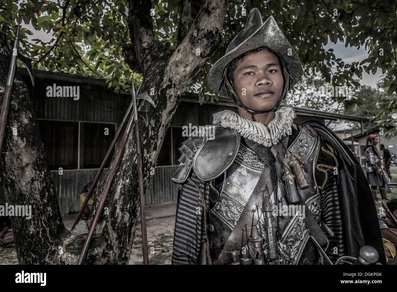 Soldato medievale. Soldato thailandese vestito in portoghese medievale battaglia vestito per un reenactment battaglia al Surin Festival Thailandia S. E. Asia Foto Stock