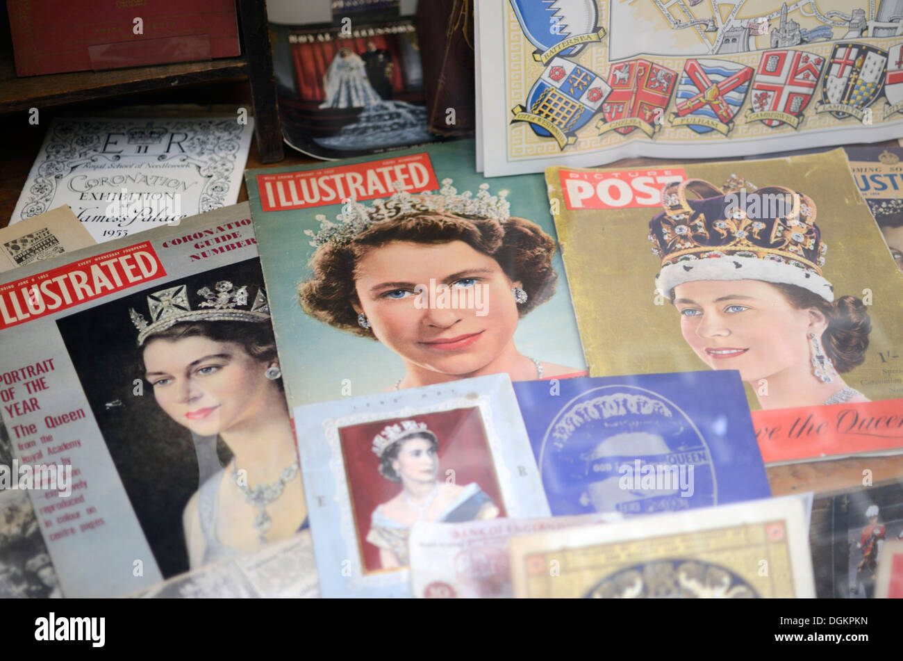 Immagini della Regina Elisabetta II sulle copertine di vecchie riviste in un negozio la finestra di visualizzazione. Foto Stock