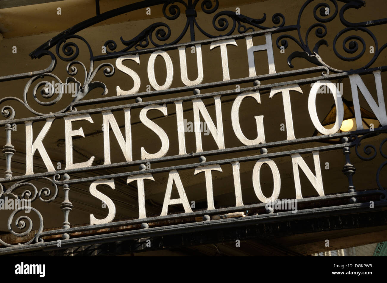 La stazione della metropolitana di South Kensington ferro battuto segno. Foto Stock