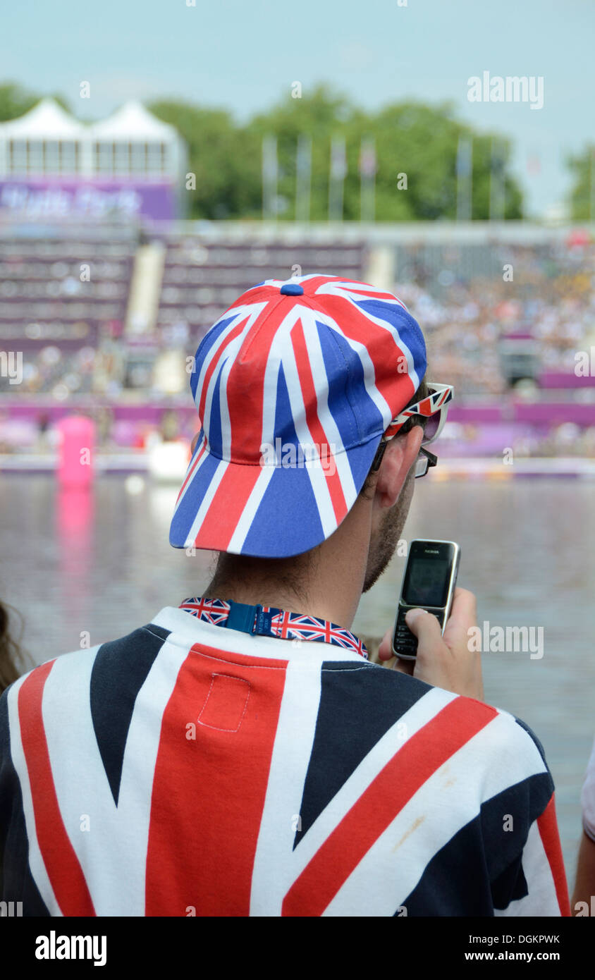 Team GB sostenitore indossando Unione Jack colori durante un libero Londra 2012 evento olimpico. Foto Stock