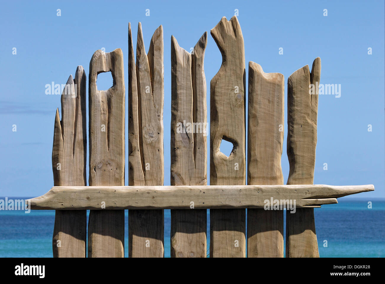 Beach art da driftwood, Sunset Beach, Port Waikato, Isola del nord, Nuova Zelanda Foto Stock