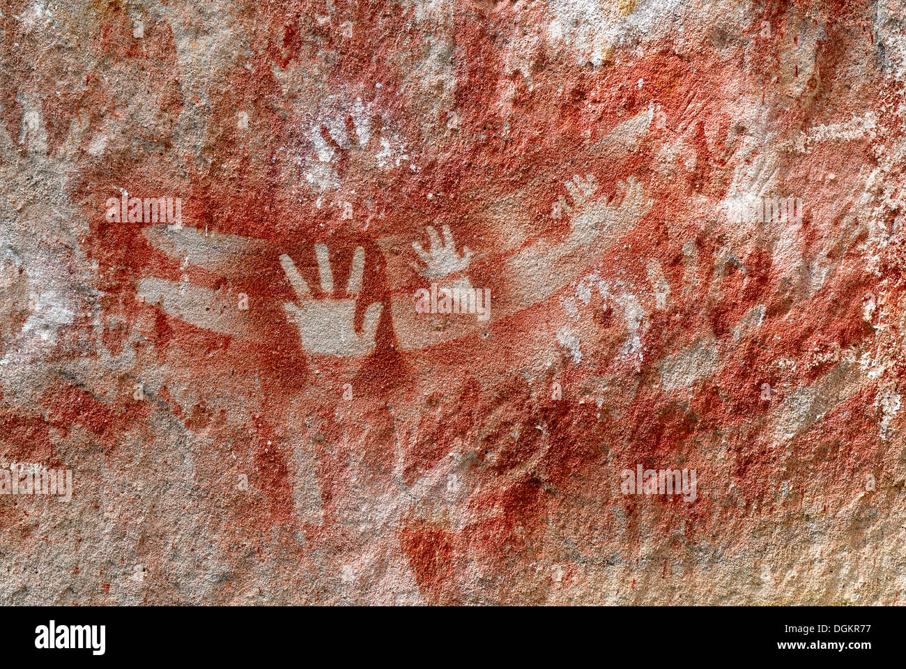 Boomerang, mani, uno stampino disegni delle tribù aborigene della Karingbal Bidjara e persone, Carnarvon Gorge National Park Foto Stock