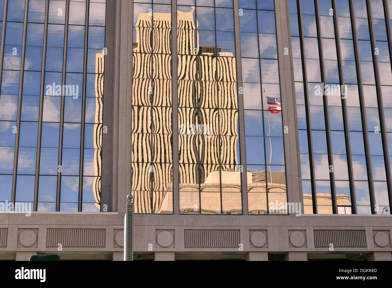 La riflessione della Chiesa Edificio per uffici, alto edificio a sud est di Temple Street, Città Mormone di Salt Lake City, Utah, Stati Uniti d'America Foto Stock