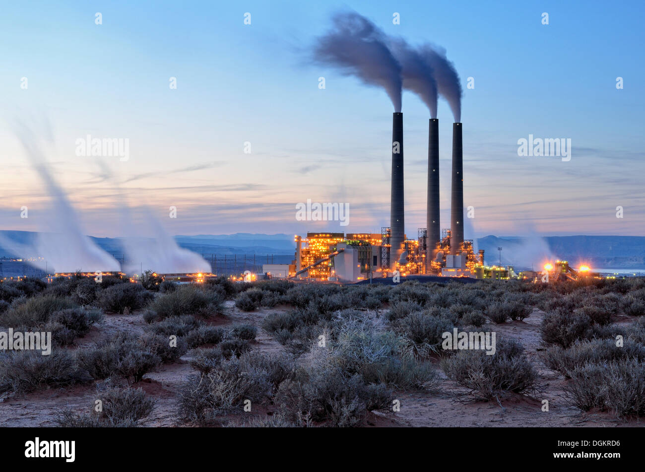 Centrali a carbone vegetale, Navajo stazione di generazione, di sera, Navajo Nation Reservation, Pagina, Arizona, Stati Uniti Foto Stock