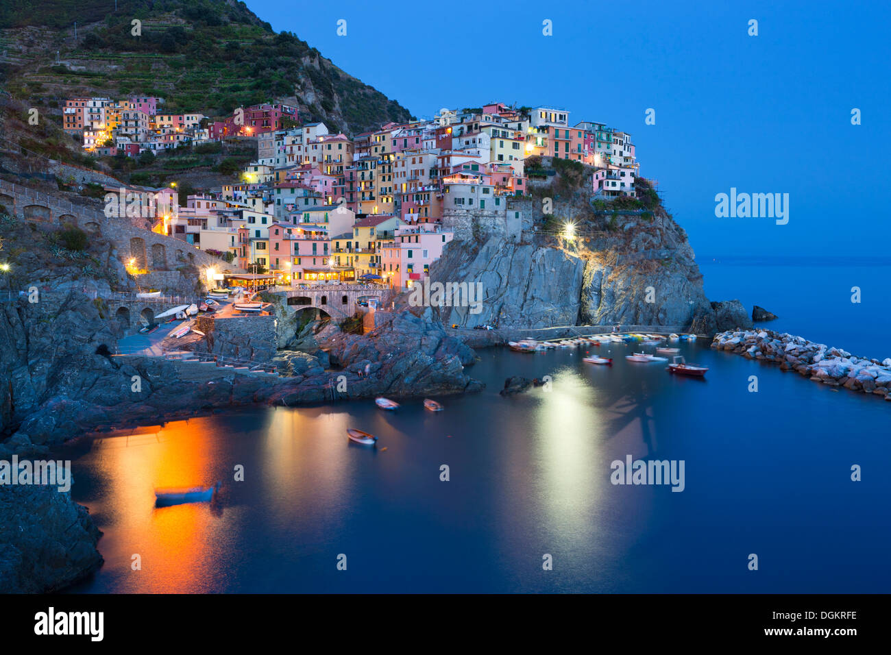 Clifftop borgo di Manarola nelle Cinque Terre. Foto Stock