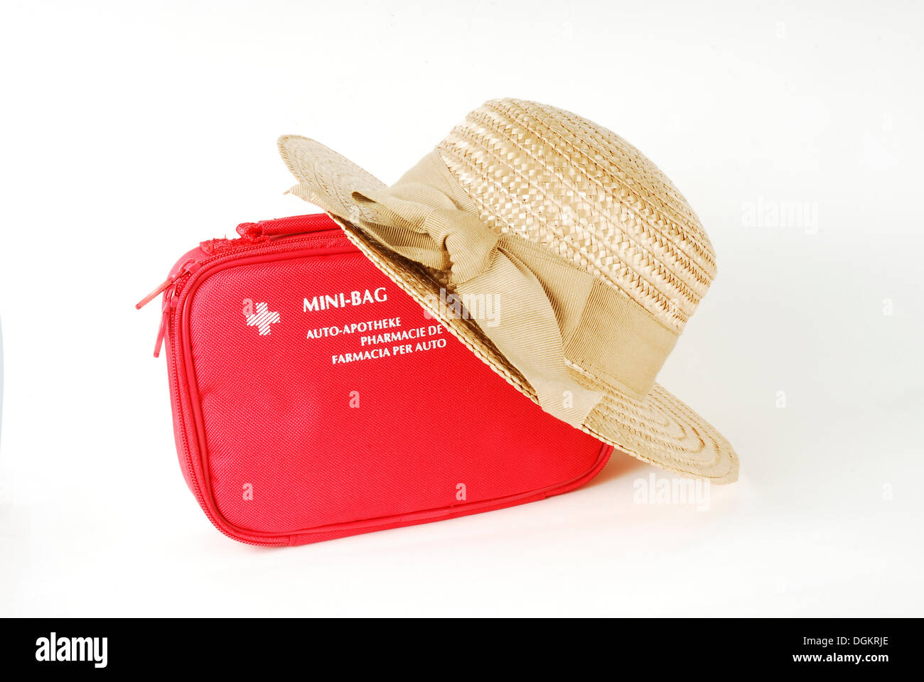 Car kit di primo soccorso e cappello di paglia Foto Stock