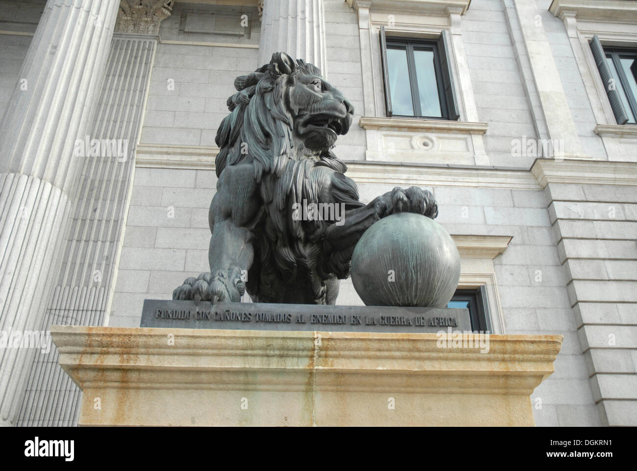 Lion di fronte al palazzo dei congressi, Congreso de los Diputados, il Palazzo del Parlamento, Madrid, Spagna, Europa Foto Stock