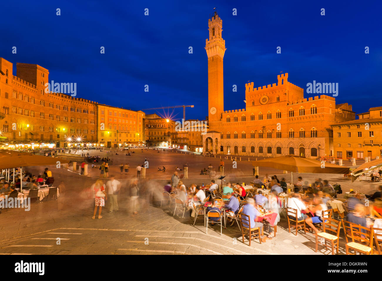 Piazza del Campo con il Palazzo Pubblico al crepuscolo. Foto Stock
