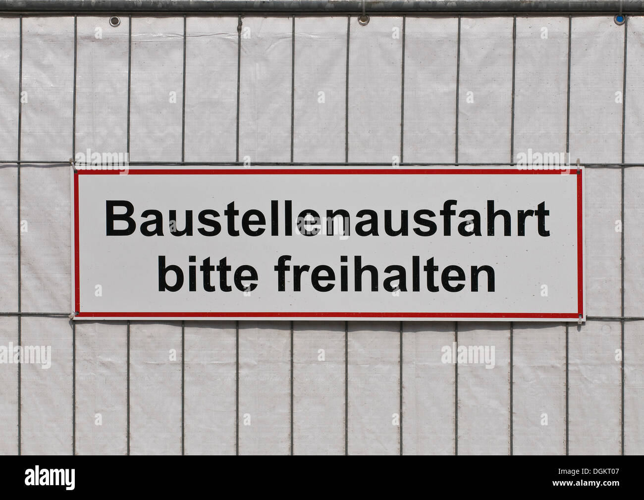 Segno su un recinto, Baustellenausfahrt bitte freihalten, uscita si prega di tenersi a distanza Foto Stock
