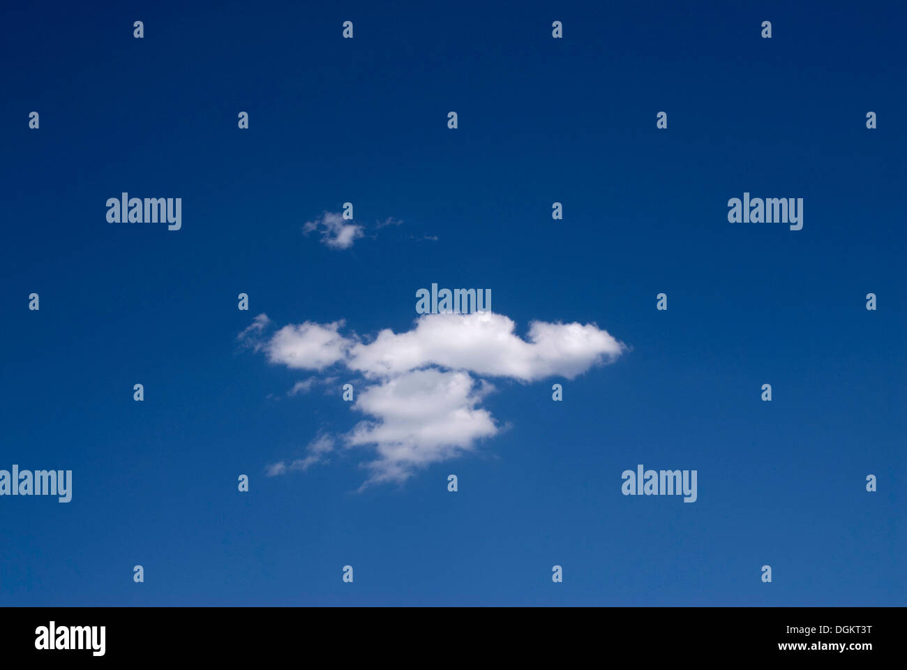 Il Cloud contro un cielo blu Foto Stock