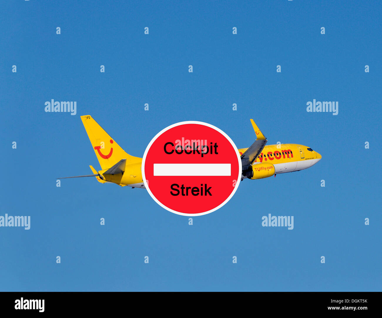 Cartello con scritte "Cockpit Streik', tedesco per "Cockpit Unione chiamata a colpire', sindacali, segno di fronte ad un piano TUI Foto Stock