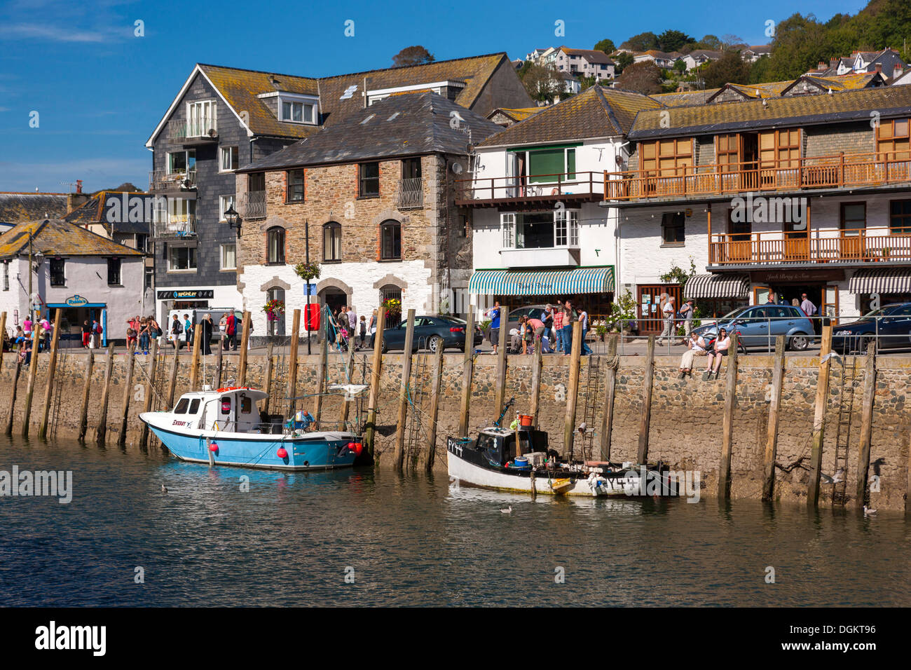 Guardando verso est del porto di Looe. Foto Stock