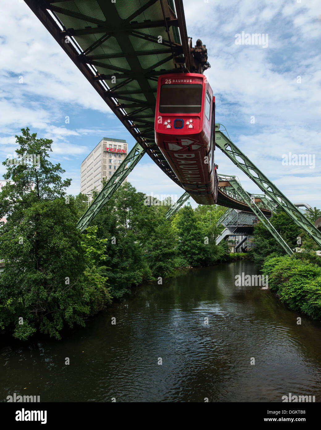 Wuppertal Schwebebahn o Wuppertal Floating Tram, Ferroviaria di sospensione, un punto di riferimento di Wuppertal, Renania settentrionale-Vestfalia Foto Stock