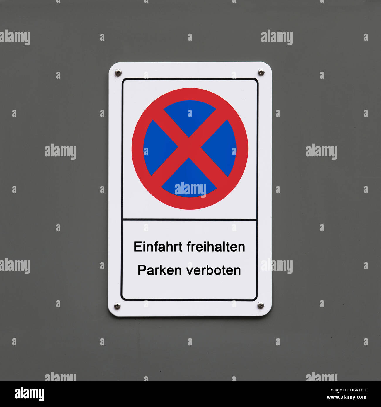 Segno "Einfahrt freihalten, Parken verboten', tedesco per "mantenere chiara, nessun parcheggio', su una parete grigia, PublicGround Foto Stock