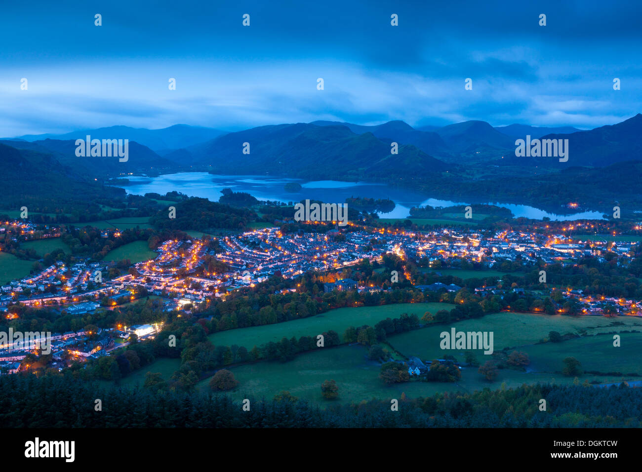 Vista notturna su Keswick e Derwent Water dal vertice Latrigg verso Derwent Fells. Foto Stock