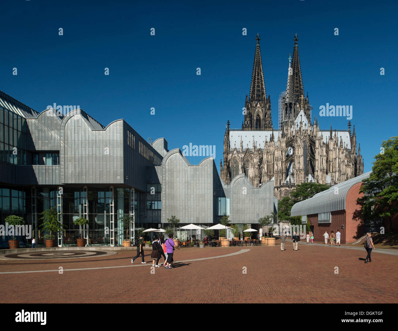 Vista del Museo Ludwig e Cattedrale di Colonia come visto da Heinrich-Boell-Platz, i turisti a piedi in primo piano Foto Stock