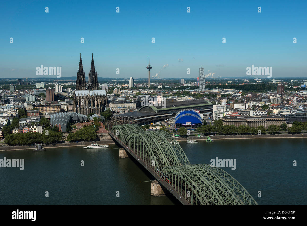 Vista del quartiere storico, il Museo Ludwig, la cattedrale di Colonia, il concerto Opernzelt tenda e Hohenzollernbruecke bridge visto Foto Stock
