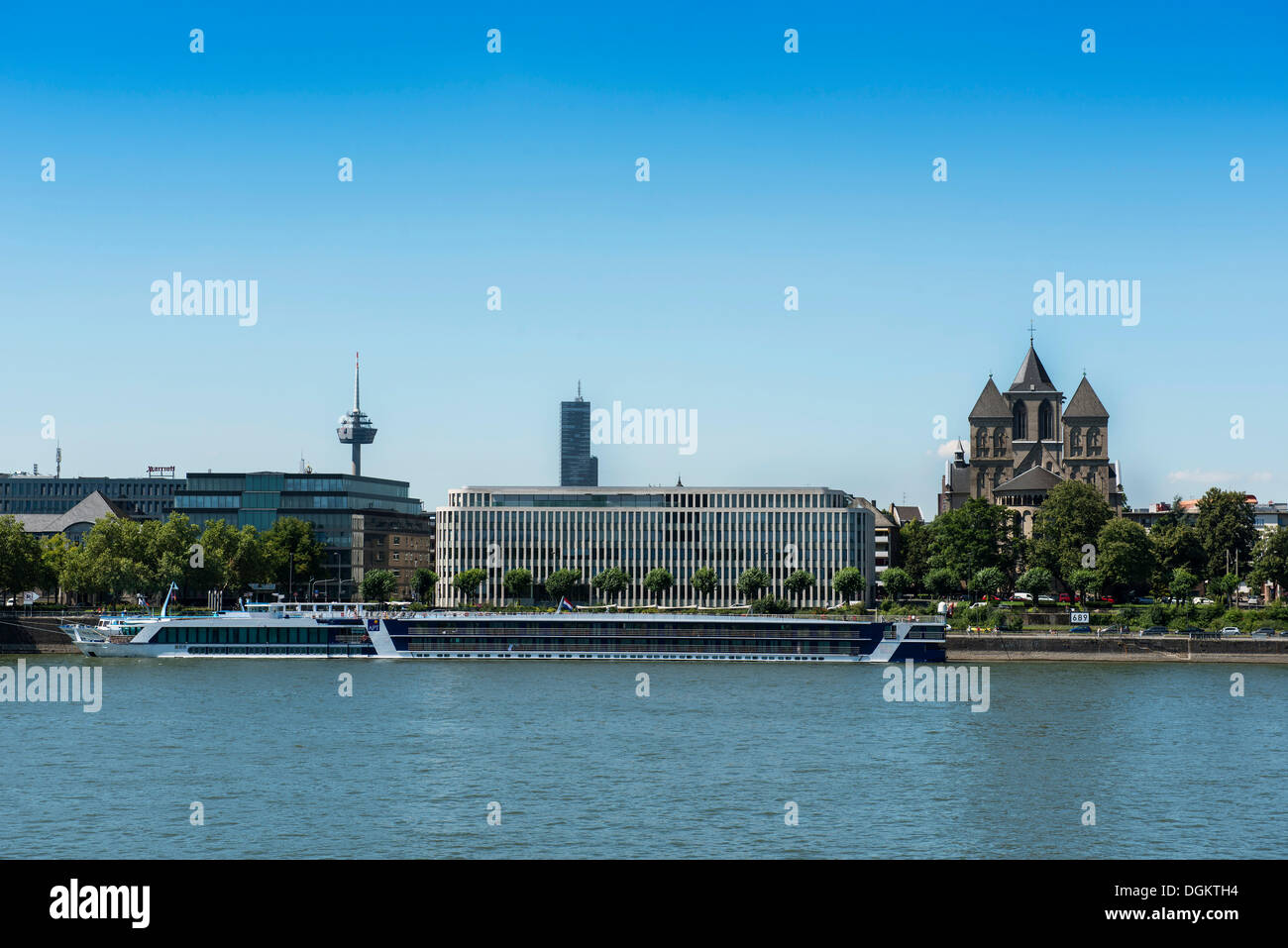 Vista di Colonia come visto da Deutz attraverso il fiume Reno, Colonius tower, Koeln-Turm Tower, il Konrad-Adenauer-Ufer promenade Foto Stock