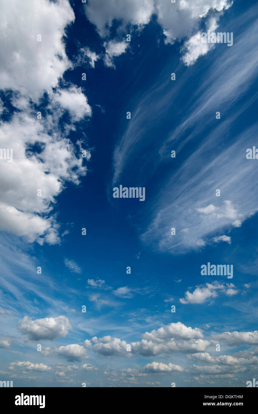 Cumulus e cirrus nuvole nel cielo Foto Stock