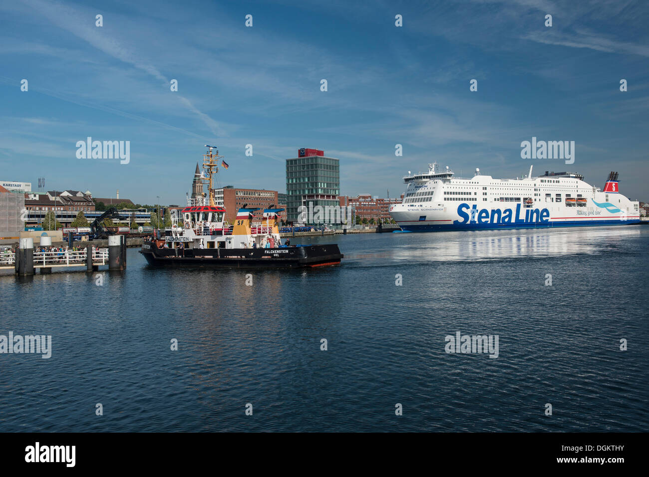 Fiordo di Kiel sul porto, attracco dei traghetti, Hafenhaus Kiel edificio e la Stena Line dock, traghetti internazionali, Kiel Foto Stock