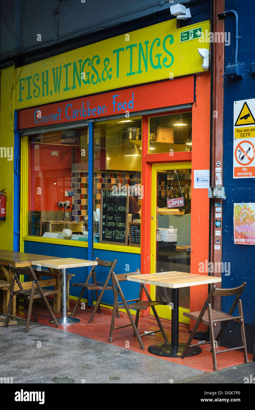Una piccola caffetteria che serve cibo caraibico in Brixton Market. Foto Stock