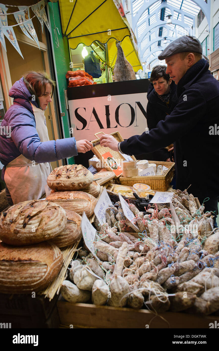 I clienti cercando di campioni a un buongustaio formaggio e salsicce shop in Brixton Village. Foto Stock
