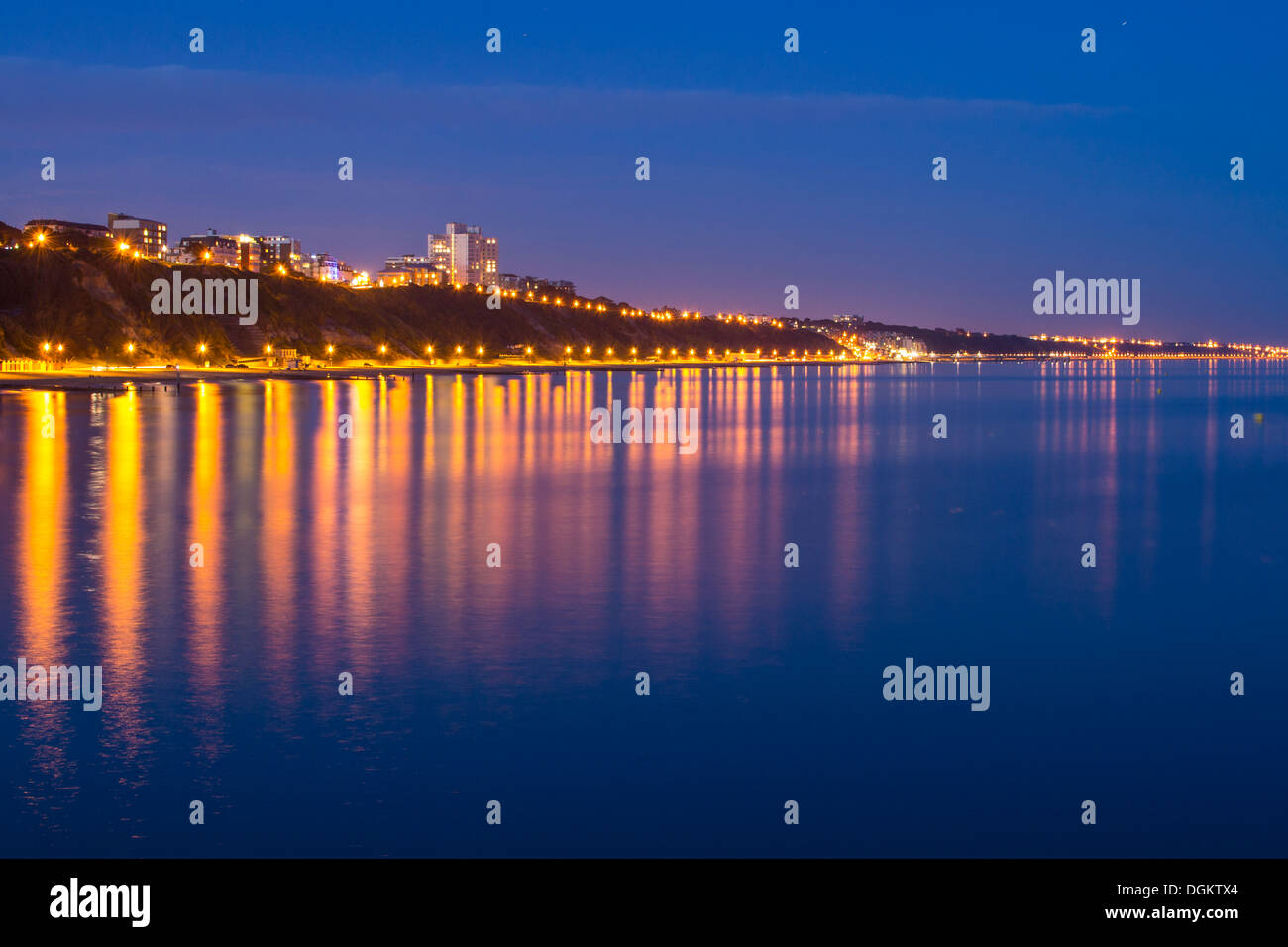 Una vista di Bournemouth linea costiera dopo il tramonto. Foto Stock