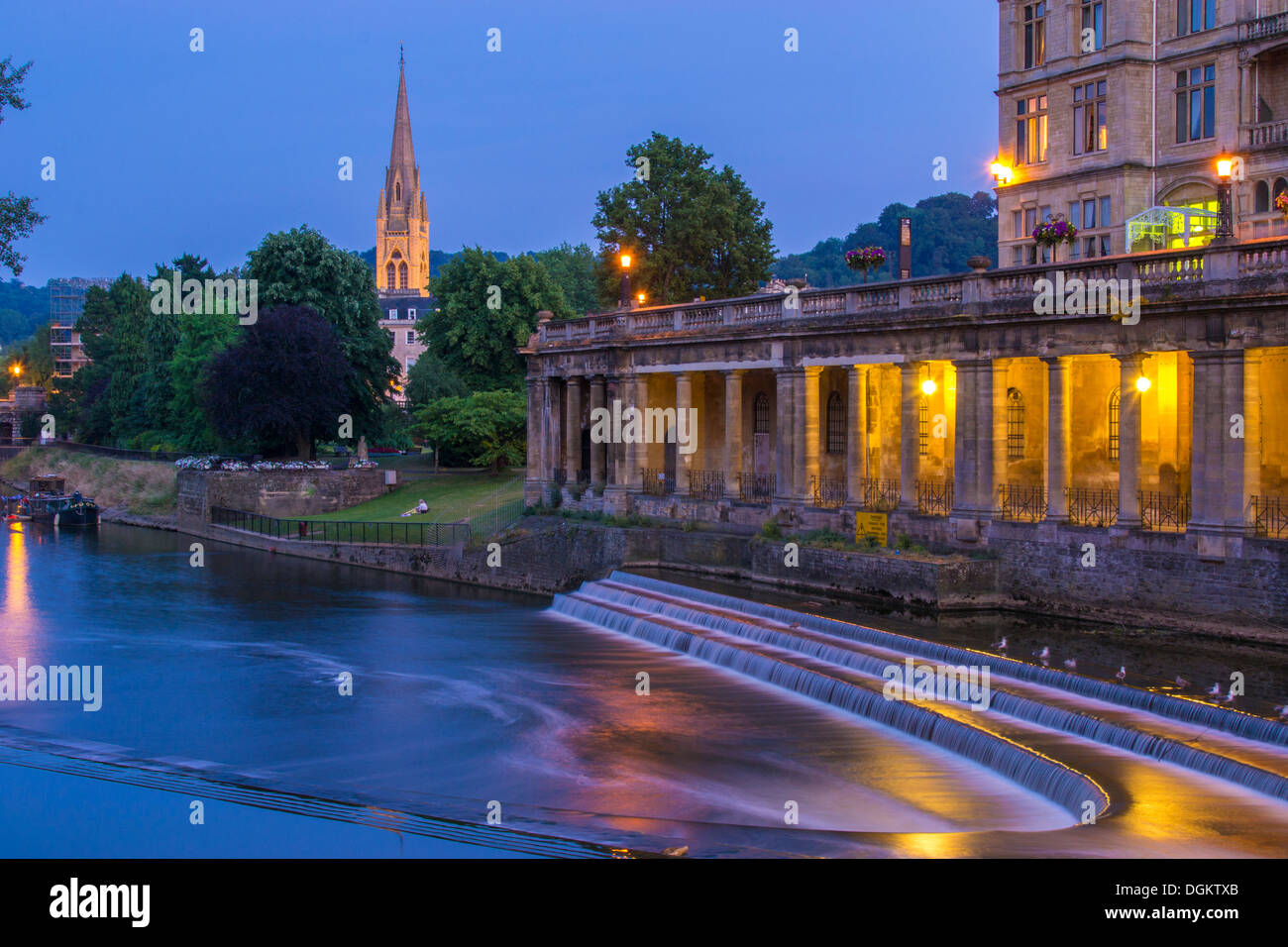 Una vista del Fiume Avon da Pulteney Bridge al tramonto. Foto Stock