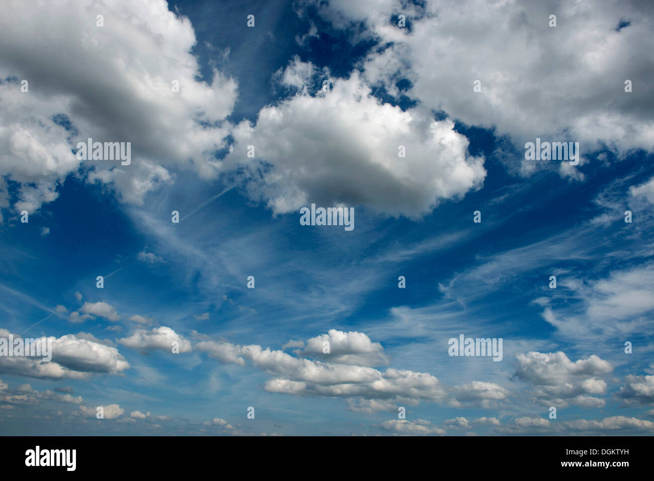 Nuvole e cumulus nubi in un cielo blu Foto Stock