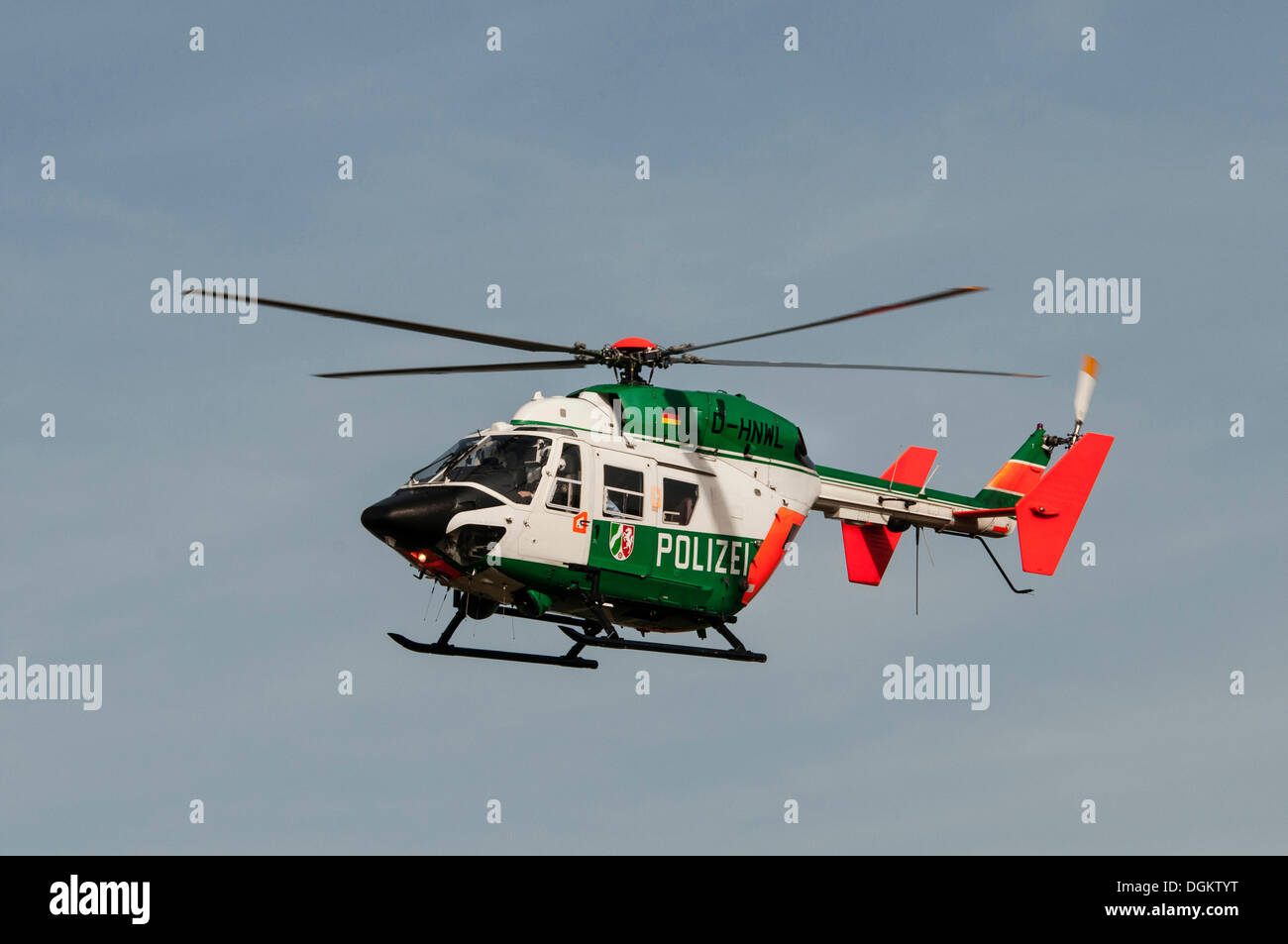 Elicottero della polizia 'Hummel 9' in volo vicino all'aeroporto di Duesseldorf, nella Renania settentrionale-Vestfalia Foto Stock