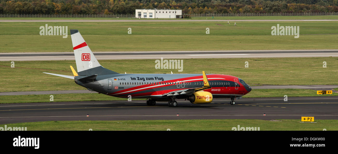 TUI slogan sul velivolo 'treno al piano', Boeing 737-8K5 WL, in aereo con il treno regionale design Rail & Fly azione Foto Stock