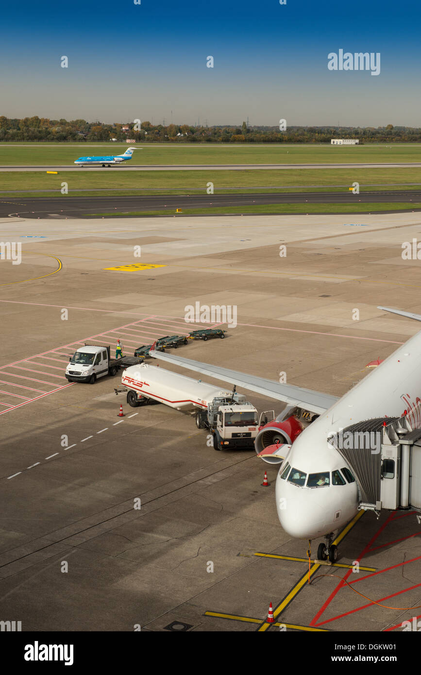 Il rifornimento di carburante a terra di un aeromobile con una petroliera, Duesseldorf International Airport, Renania settentrionale-Vestfalia Foto Stock
