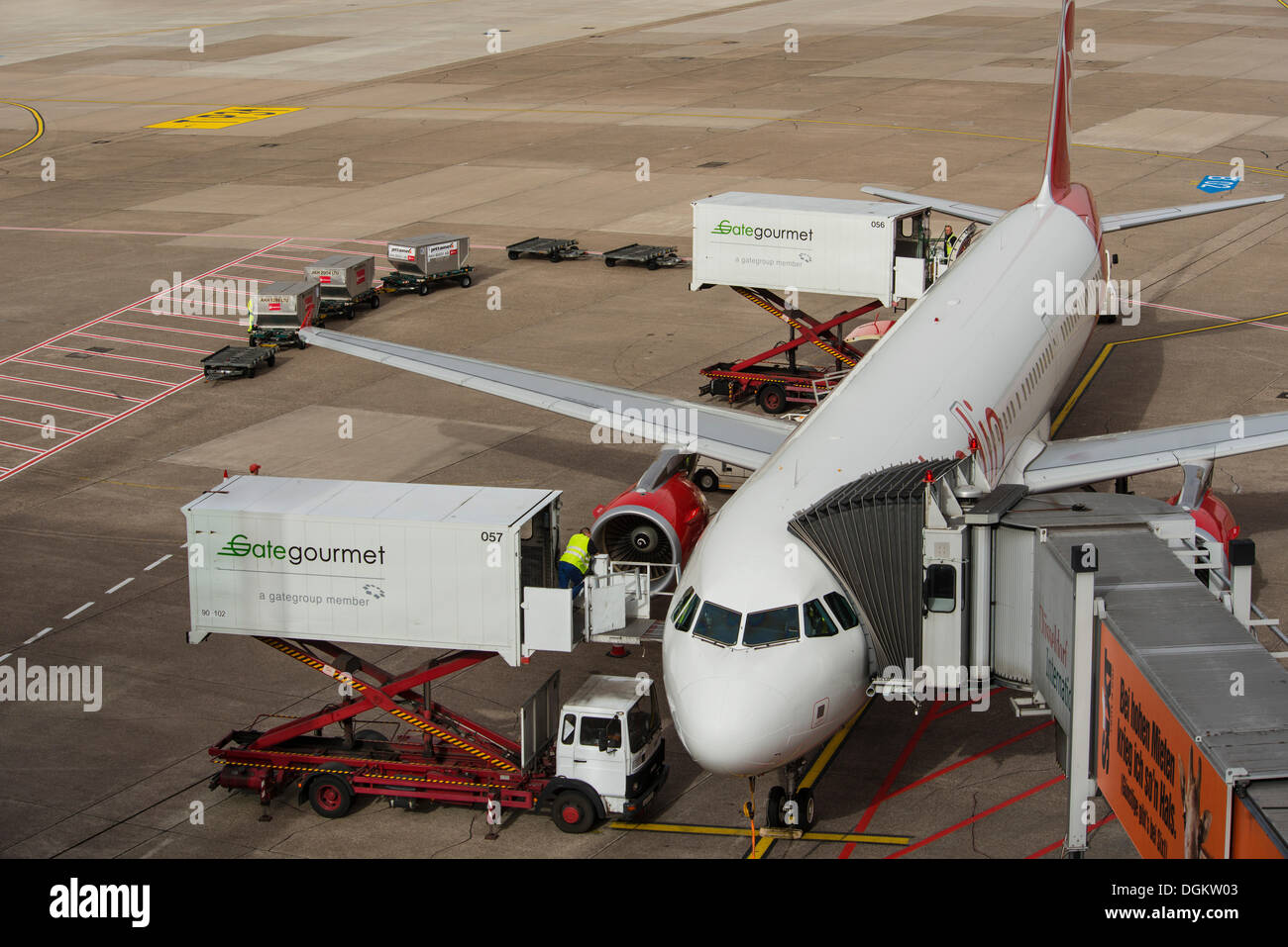 Aeromobile viene preparato per il volo, piattaforma elevatrice carrello consegna delle merci per la cambusa, bagagli auto e aereo Foto Stock