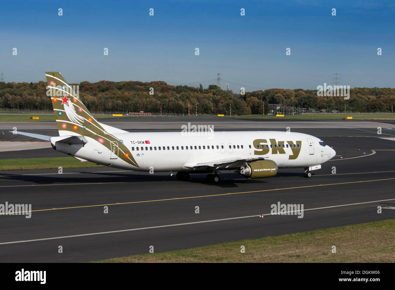 Boeing 737-49R, Sky Airlines aeromobili provenienti dalla Turchia sulla pista, Duesseldorf International Airport, Renania settentrionale-Vestfalia Foto Stock