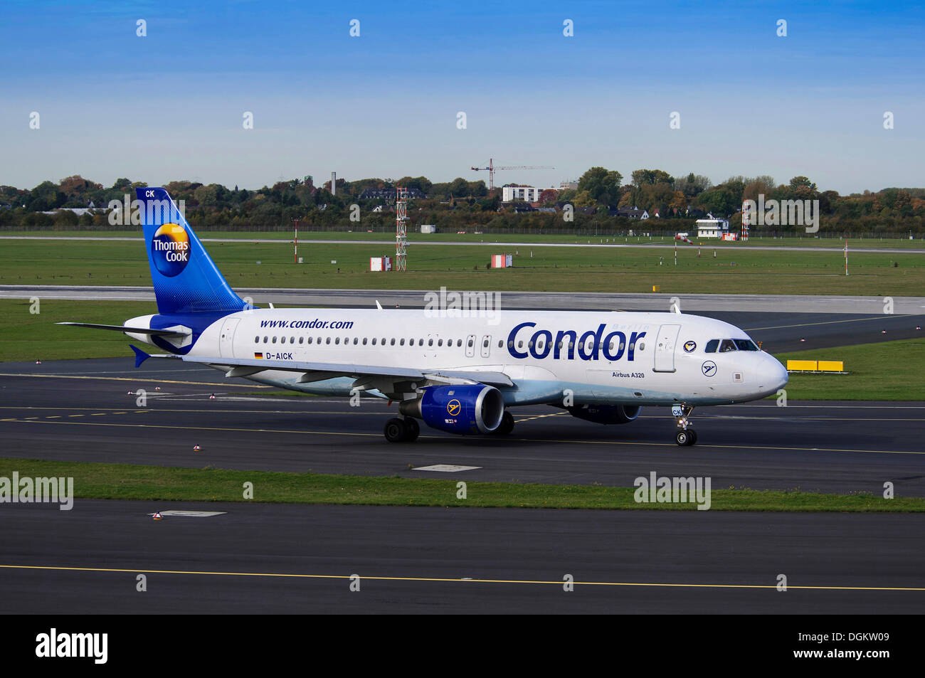 Condor Airbus A320, aereo sulla pista, Duesseldorf International Airport, Renania settentrionale-Vestfalia Foto Stock