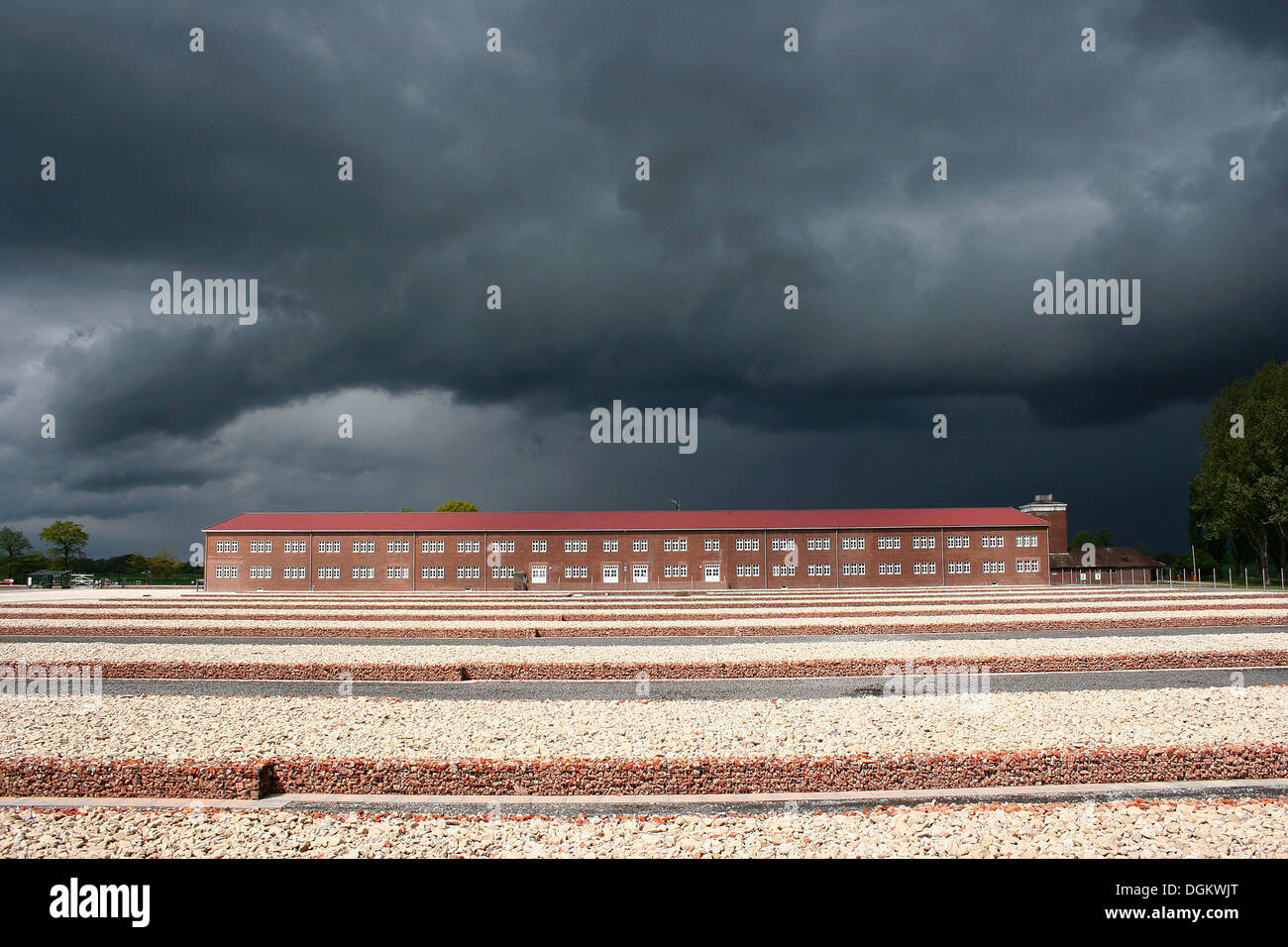 Neuengamme campo di concentramento sito memoriale, SS protezione principale edificio con torre di guardia, diritto, prigioniero blocco 1-4, centro Foto Stock